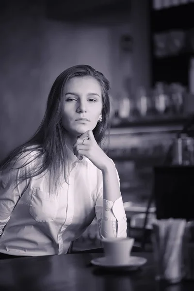 Una chica en un café está bebiendo café. Una mujer está desayunando —  Fotos de Stock