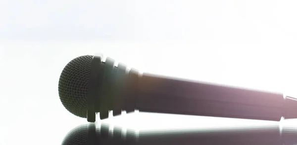 O microfone no palco antes do debate . — Fotografia de Stock