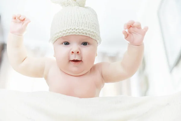 Ein neugeborenes Baby liegt auf einem weichen Bett. — Stockfoto