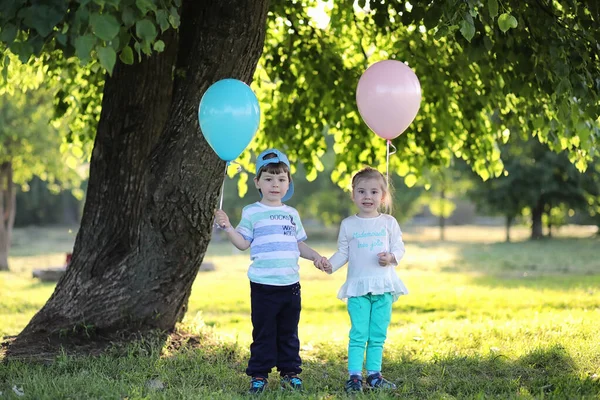 Küçük çocuk bir parkta yürüyüş — Stok fotoğraf