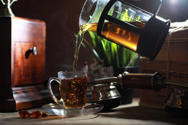 Brygga te på ett träbord — Stockfoto