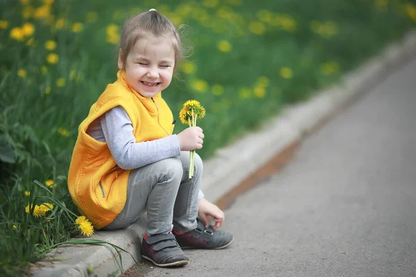 Маленька дитина на весняній прогулянці — стокове фото