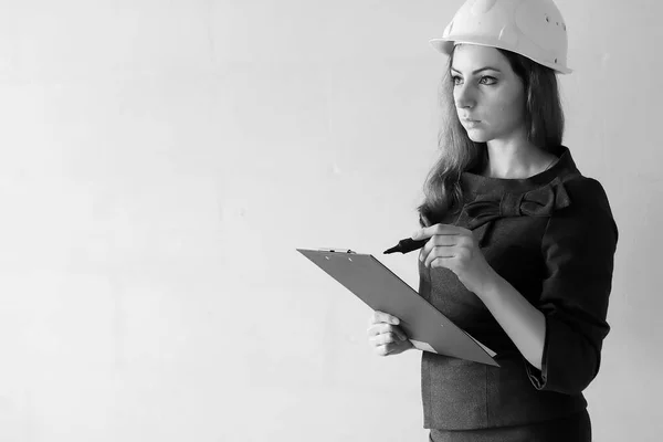 Foto em preto e branco de uma mulher arquiteta na construção s — Fotografia de Stock