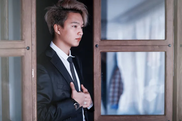 Jeune homme d'affaires asiatique en chemise blanche et cravate — Photo