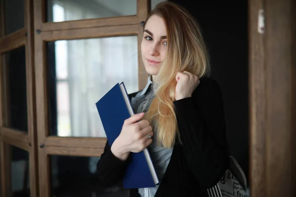 Junge hübsche blonde Mädchen Student — Stockfoto