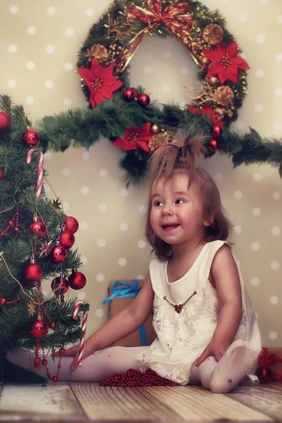 Menina e árvore de Natal — Fotografia de Stock