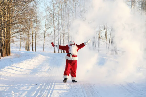 Pai Natal no campo de inverno. Santa névoa mágica está andando ao longo do th — Fotografia de Stock