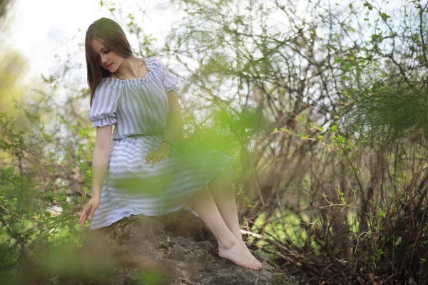 Une fille dans un parc vert printanier — Photo