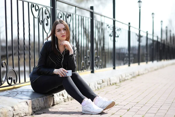 Mädchen auf einem Spaziergang durch die Frühlingsstadt — Stockfoto