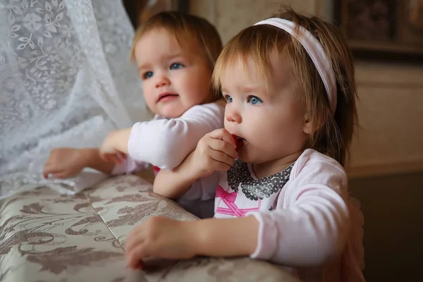 Familia joven con niñas gemelas —  Fotos de Stock