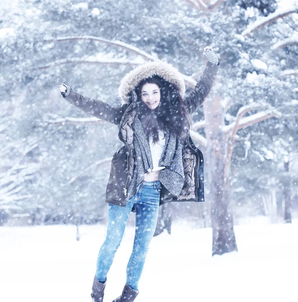 Piękna dziewczyna w piękna zima śnieg — Zdjęcie stockowe