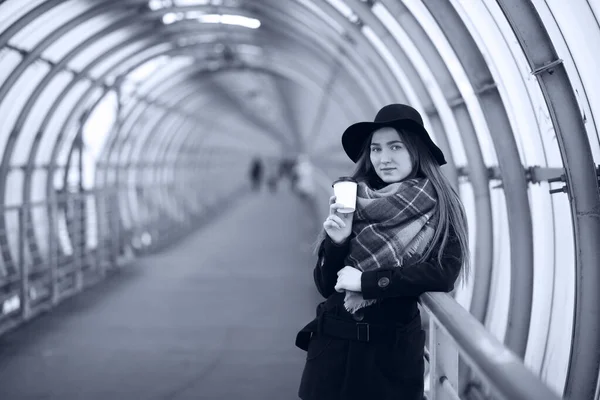 Jeune fille adulte dans le tunnel architectural — Photo