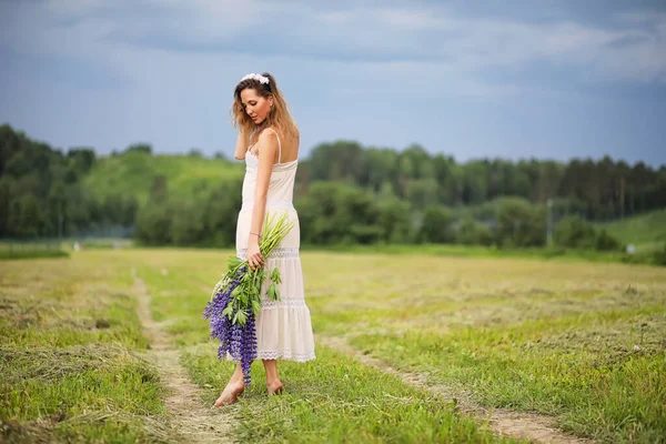 Fille avec un bouquet de fleurs bleues — Photo