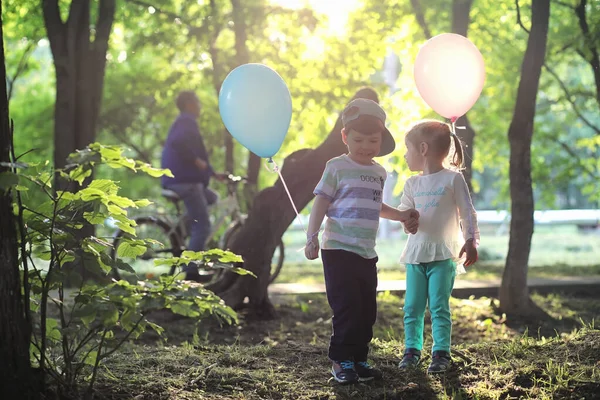 Los niños pequeños están caminando en un parque —  Fotos de Stock