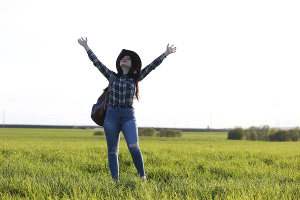 En flicka reser sommaren i landet — Stockfoto