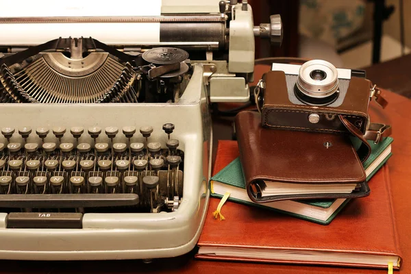 Máquina de escribir y cámara retro — Foto de Stock