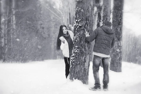 겨울 산책 사랑 커플입니다. 남자와 여자를 날짜에 — 스톡 사진