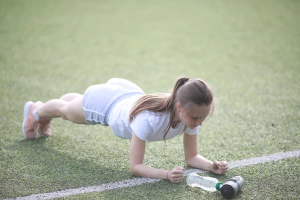 女孩和体育生活方式做锻炼 — 图库照片