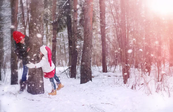 Un cuento de hadas de invierno, una joven madre y su hija montan en un trineo — Foto de Stock