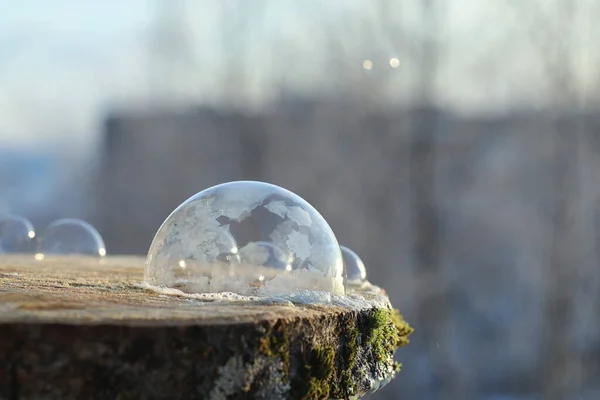 Soap bubbles freeze in the cold. Winter soapy water freezes in t — Stock Photo, Image