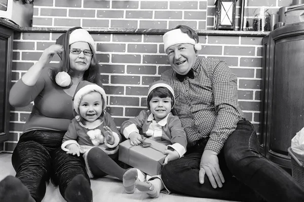 Babbo Natale con bambini — Foto Stock