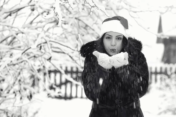 Menina bonita no inverno monocromático nevado — Fotografia de Stock