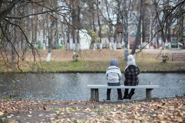 Los niños caminan en el parque de otoño — Foto de Stock