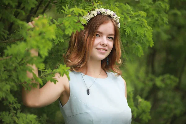 Menina em vestido azul no parque verde — Fotografia de Stock