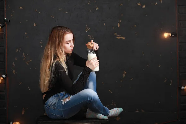 Junges Mädchen trinkt Milch aus einer Flasche — Stockfoto