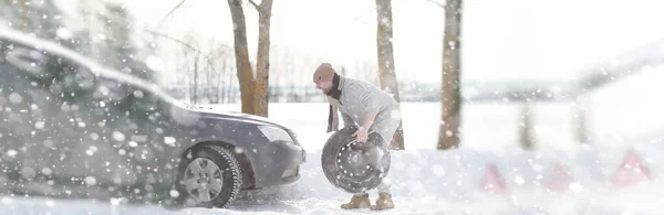 Muž v blízkosti rozbité auto na zimní den — Stock fotografie