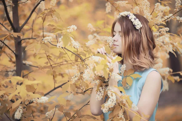 Chica joven en un paseo en el otoño — Foto de Stock