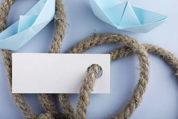 Aufkleber mit dickem geflochtenem Seil und Schiffspapier-Origami — Stockfoto