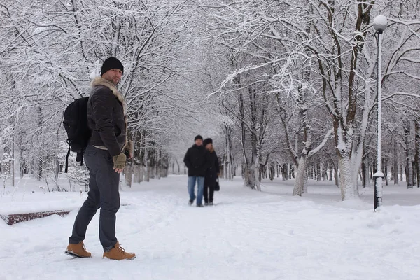 Hombre barbudo caminando en un parque de invierno —  Fotos de Stock