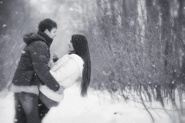Un couple amoureux lors d'une promenade hivernale. Homme et femme à un rendez-vous dans le — Photo
