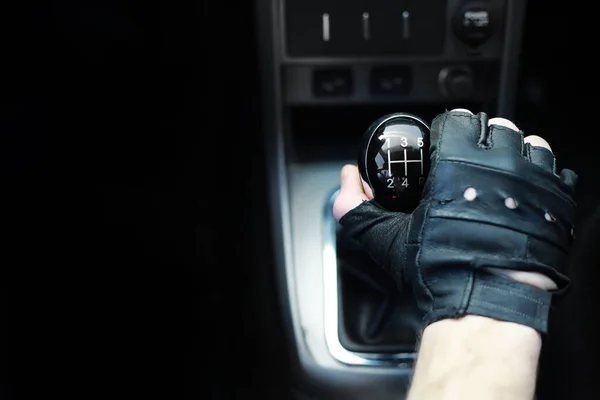 Palanca de cambios. Transmisión manual. Mano en el cambio de marchas en un coche —  Fotos de Stock