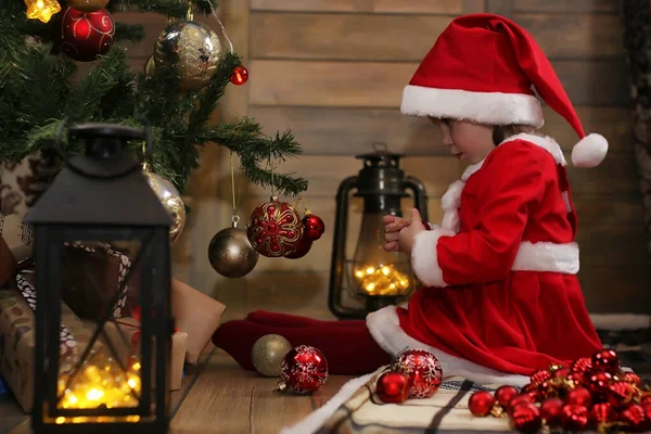 Küçük çocuk ve Noel oyuncaklar — Stok fotoğraf