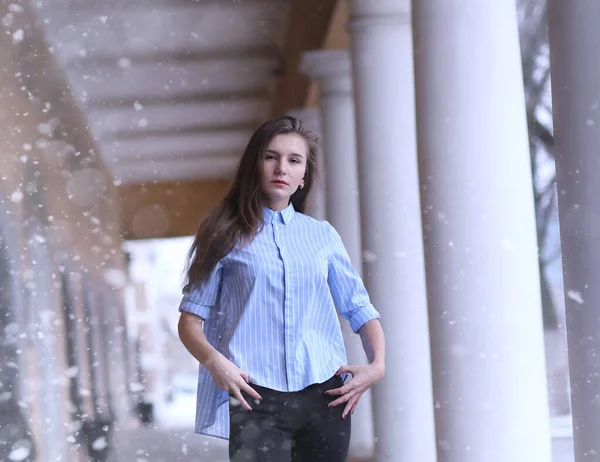 Menina jovem ao ar livre no inverno. Modelo menina posando ao ar livre em um w — Fotografia de Stock