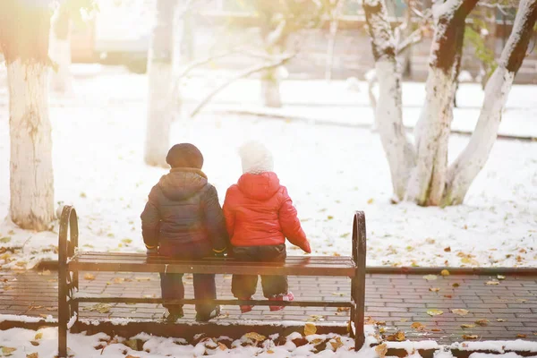 Mignons Enfants Vêtements Chauds Jouant Dans Parc Hiver — Photo