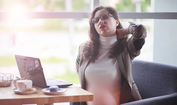 Mujer embarazada trabajando en la computadora en la cafetería — Foto de Stock