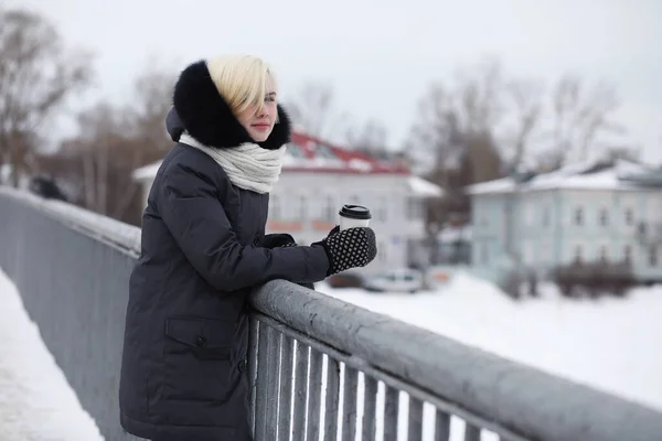 Meninas bonitas jovens em um passeio no inverno — Fotografia de Stock