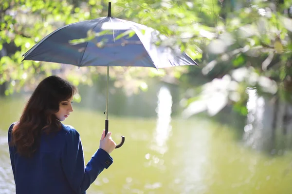 Donna Incinta Una Passeggiata Nel Parco — Foto Stock