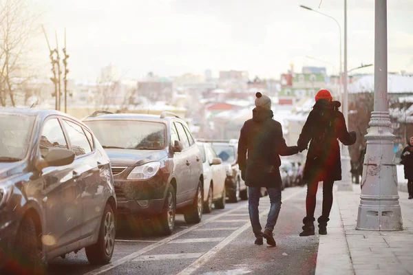 冬を歩く若いカップル — ストック写真
