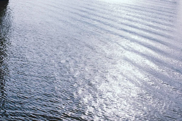 Landscape lake. Texture of water. The lake is at dawn. The mouth — Stock Photo, Image