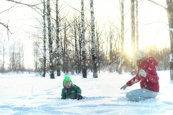 Anne Oğlu Kış Kar Fırtınasında Parkta — Stok fotoğraf