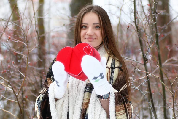 Ung vacker flicka i snöig vinterdag — Stockfoto