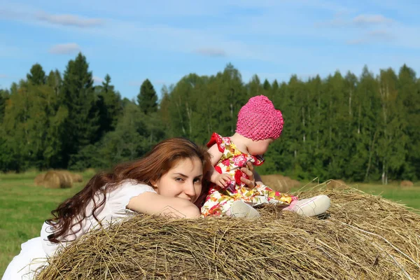 Mãe Com Gêmeos Campo — Fotografia de Stock