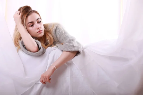 Menina com cabelo loiro e camisola cinza — Fotografia de Stock