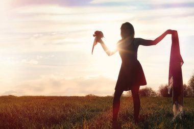 Parkta bir yürüyüş üzerinde şapkalı bir kız. Bir kızla bir sepet yürüyüş