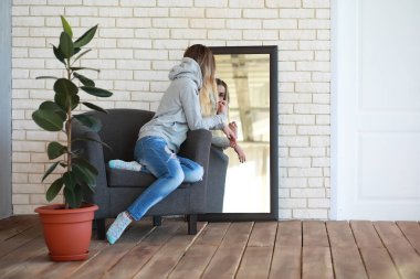 Genç bir kız rahat bir oda aittir