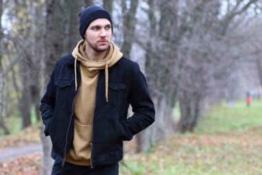 Genç adam bir sonbaharda sakal.